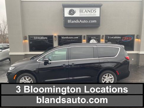 Used 2024 Chrysler Pacifica Touring-L FWD image 1