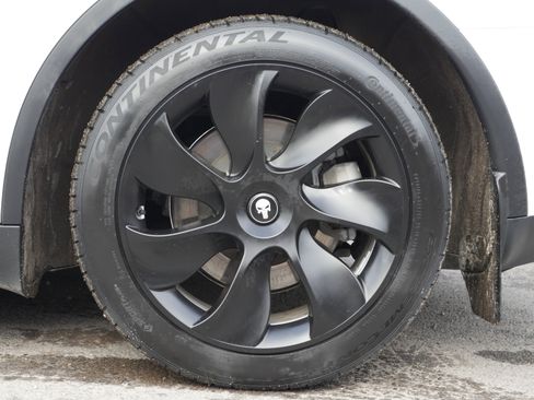 Used 2023 Tesla Model Y Long Range image 9