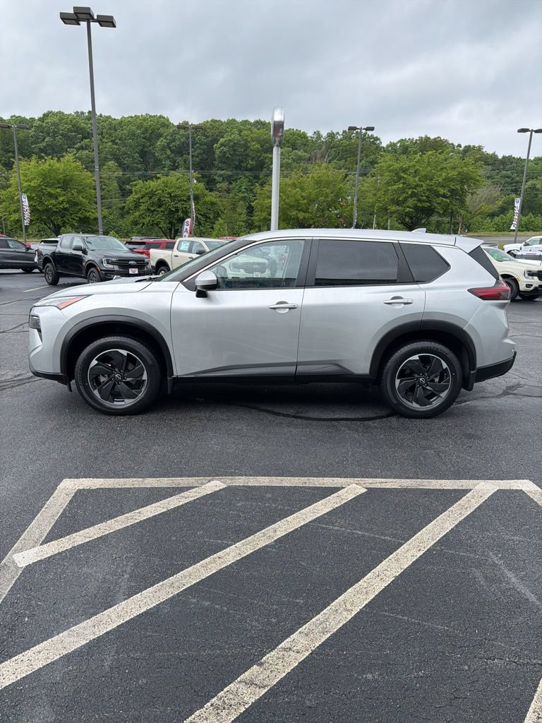Used 2024 Nissan Rogue SV AWD/4WD image 2