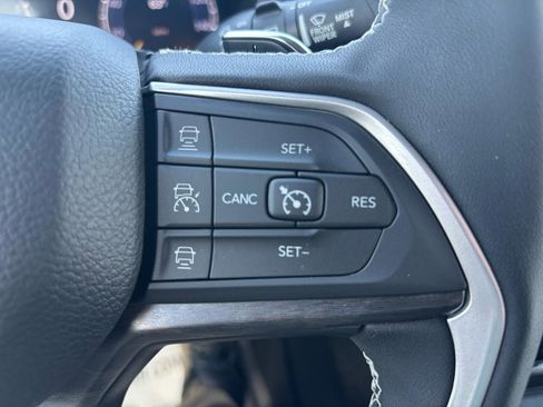 Used 2024 Jeep Grand Cherokee Limited w/ Luxury Tech Group II image 19