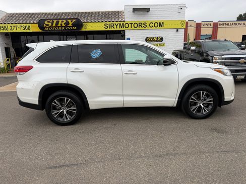 Used 2017 Toyota Highlander Plus w/ Carpet Mat Package FWD image 2