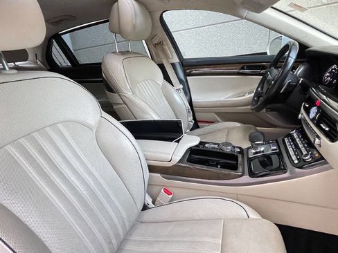 Used 2017 Genesis G90 3.3T Premium image 18