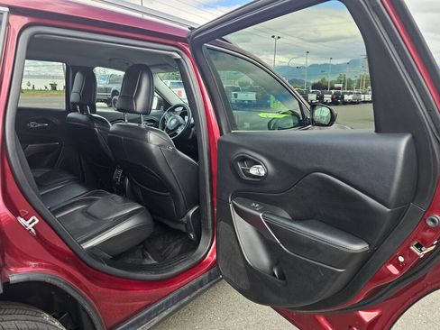 Used 2019 Jeep Cherokee Limited w/ Luxury Group FWD image 10