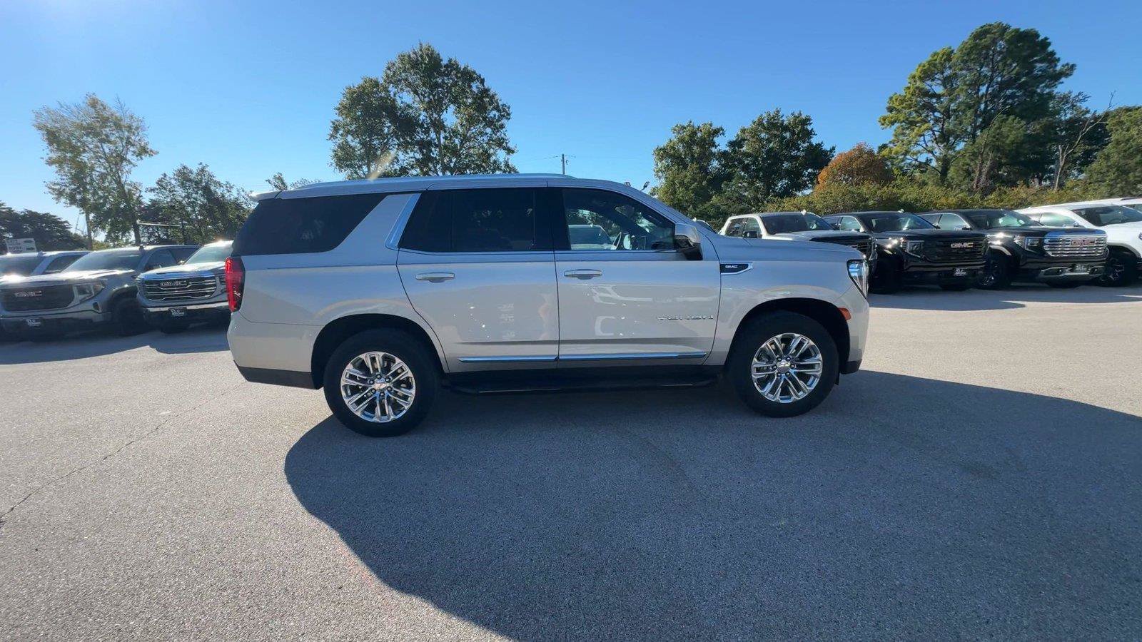 Used 2023 GMC Yukon SLT w/ SLT Luxury Package AWD/4WD image 2