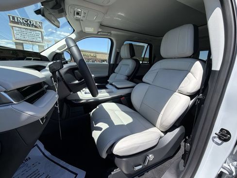 New 2026 Lincoln Navigator Reserve AWD/4WD image 11