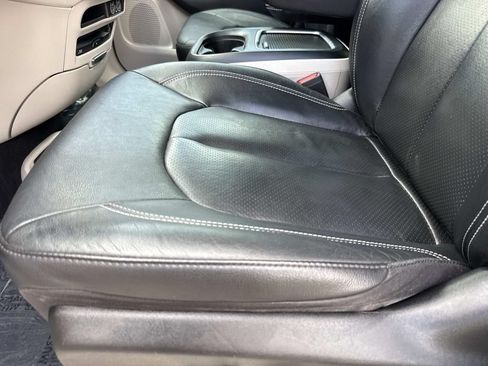Used 2022 Chrysler Pacifica Touring-L w/ Uconnect Theater Family Group AWD/4WD image 28