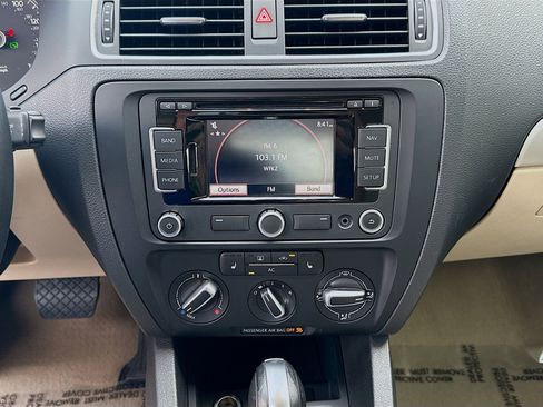 Used 2011 Volkswagen Jetta SEL image 12