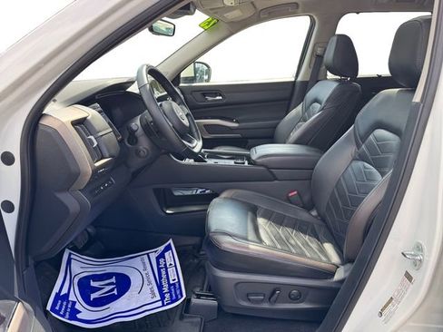 Used 2023 Nissan Pathfinder Platinum w/ Lighting Package (N93) AWD/4WD image 9
