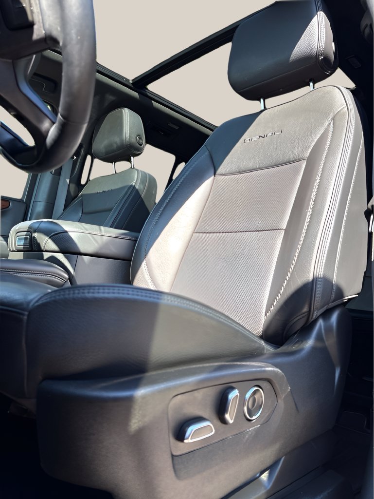 Used 2025 GMC Yukon Denali w/ Sun & Power Step Package AWD/4WD image 12