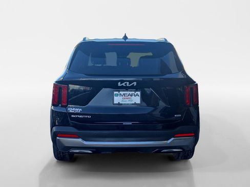 Used 2024 Kia Sorento S image 4