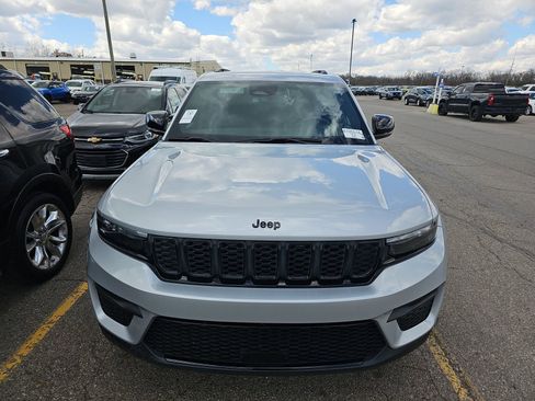 Used 2024 Jeep Grand Cherokee Altitude image 2