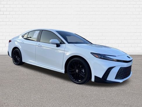 Used 2025 Toyota Camry SE FWD image 1
