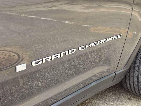Used 2025 Jeep Grand Cherokee Laredo w/ Luxury Tech Group I RWD image 48