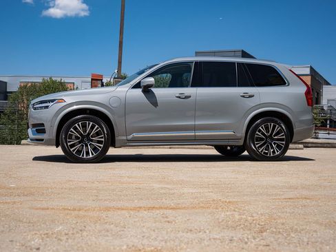 Used 2025 Volvo XC90 T8 Plus AWD/4WD image 3