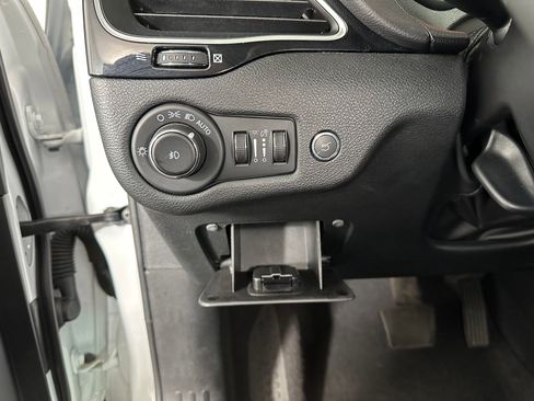 Used 2023 Jeep Cherokee Altitude Lux image 25