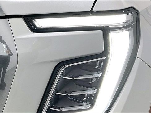 Used 2025 GMC Yukon Denali w/ Sun & Power Step Package image 32