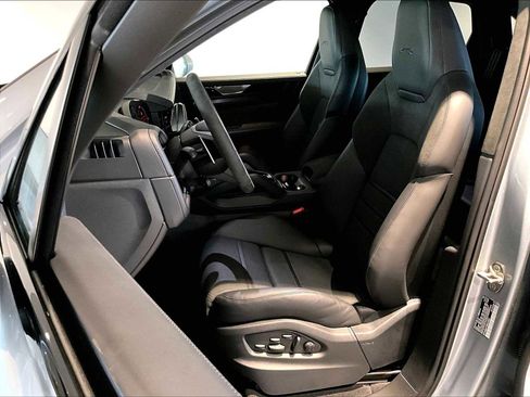 Used 2025 Porsche Cayenne GTS w/ Premium Package image 8