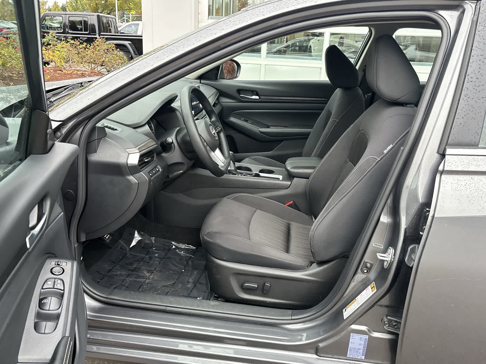 Used 2025 Nissan Altima 2.5 SV FWD image 12