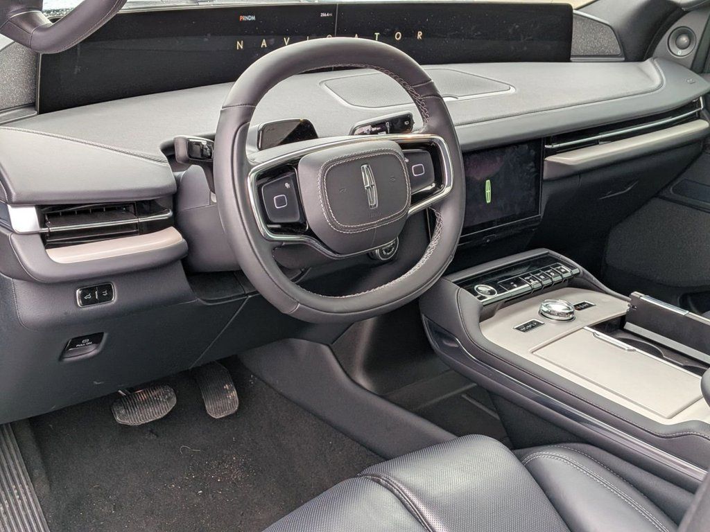 New 2025 Lincoln Navigator Reserve w/ Jet Appearance Package AWD/4WD image 11