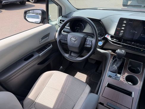 Used 2023 Toyota Sienna LE FWD image 6
