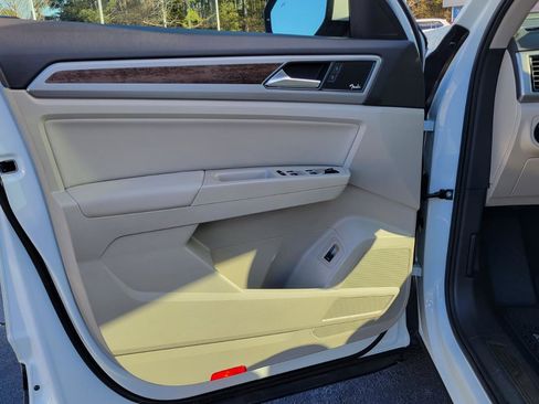 Used 2019 Volkswagen Atlas SEL Premium image 18