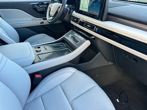 New 2026 Lincoln Aviator AWD image 16