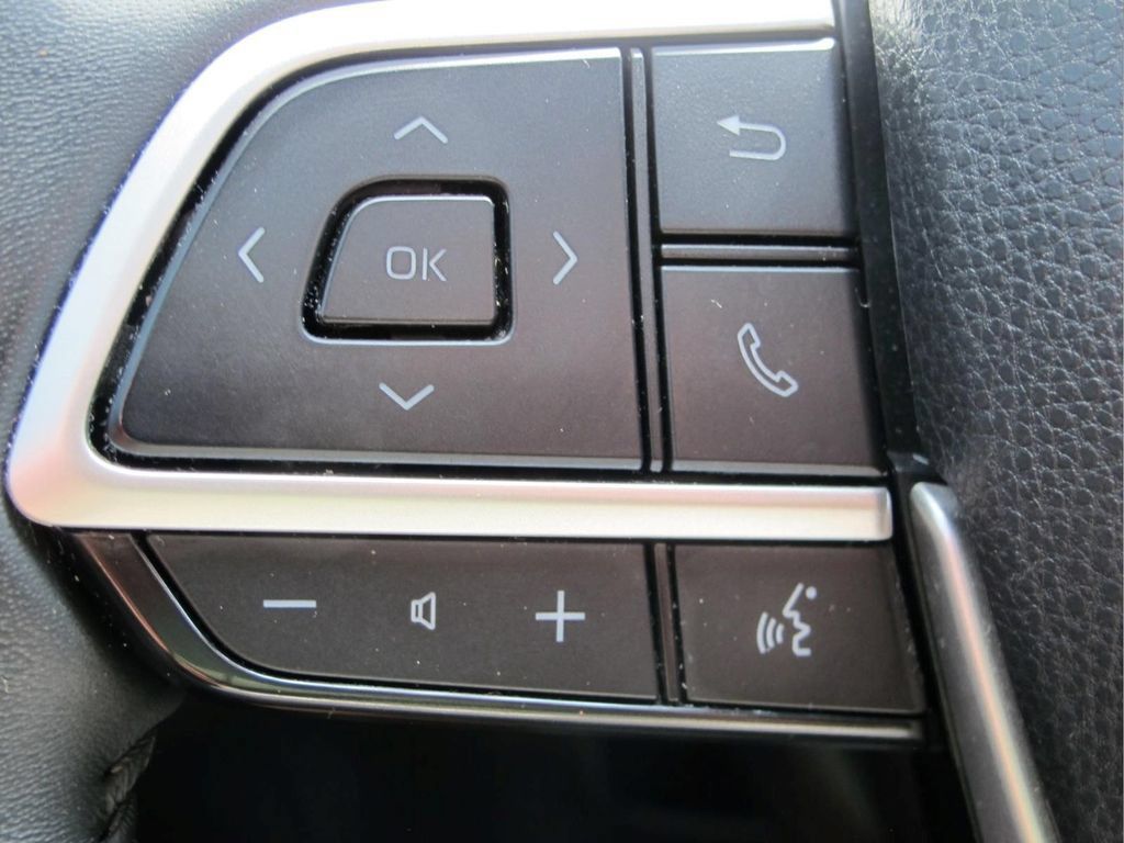 Used 2025 Toyota Grand Highlander AWD image 18