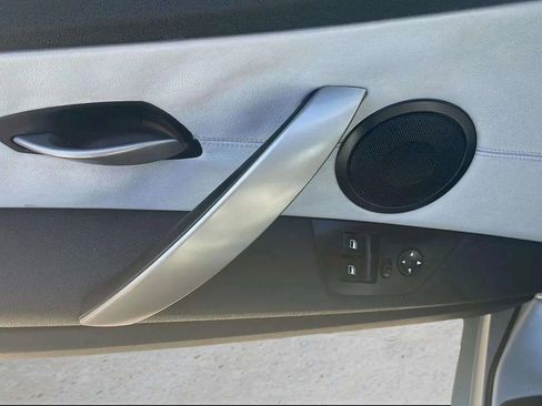 Used 2005 BMW Z4 2.5i image 12