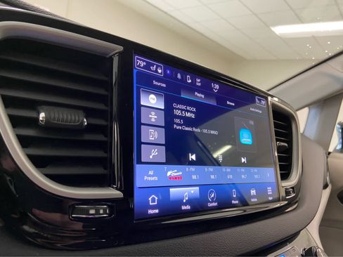 Used 2024 Chrysler Pacifica Touring-L FWD image 28