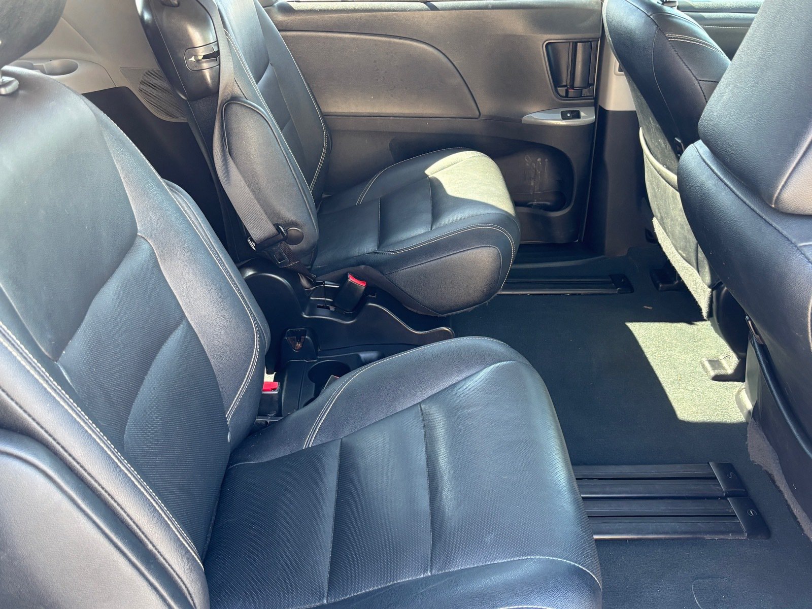 Used 2020 Toyota Sienna SE w/ Carpet Mat Package FWD image 27