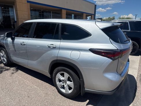 Used 2024 Toyota Highlander LE FWD image 5