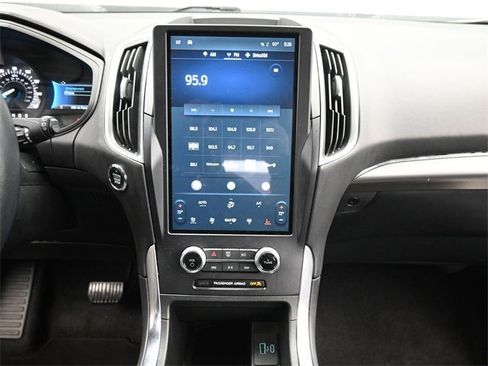 Used 2024 Ford Edge Titanium image 18