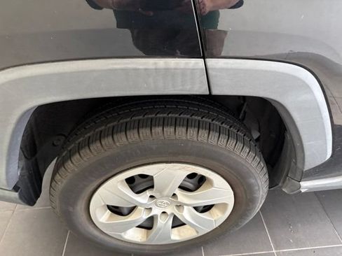 Used 2020 Toyota RAV4 LE FWD image 8