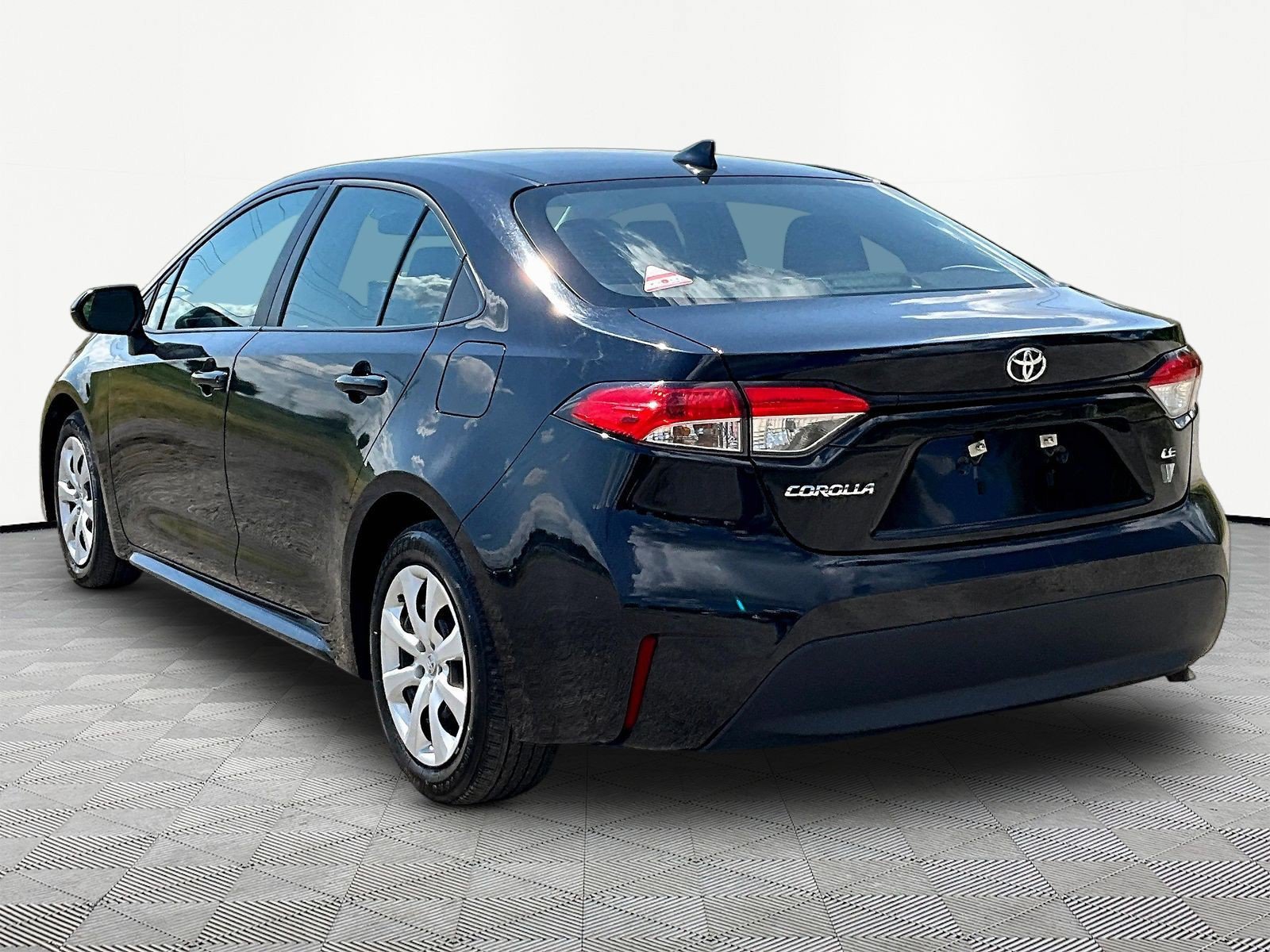 Used 2025 Toyota Corolla LE FWD image 4
