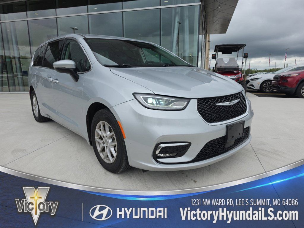 Used 2023 Chrysler Pacifica Touring-L FWD image 7