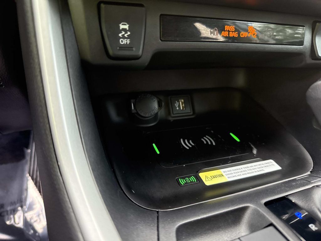 Used 2024 Toyota RAV4 XLE FWD image 31