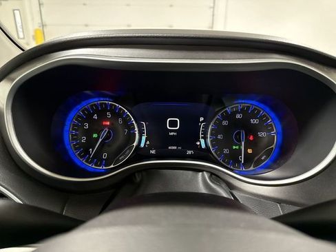 Used 2024 Chrysler Pacifica Touring-L FWD image 12