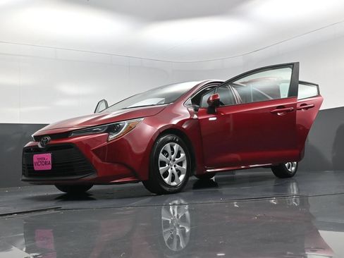Used 2024 Toyota Corolla LE FWD image 25