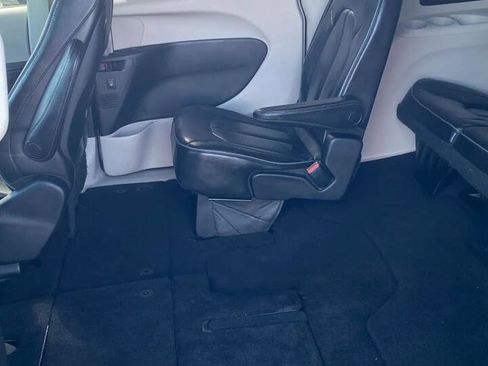 Used 2019 Chrysler Pacifica Limited w/ Tire & Wheel Group FWD image 27