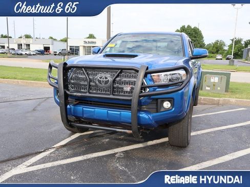 Used 2017 Toyota Tacoma TRD Sport AWD/4WD image 8