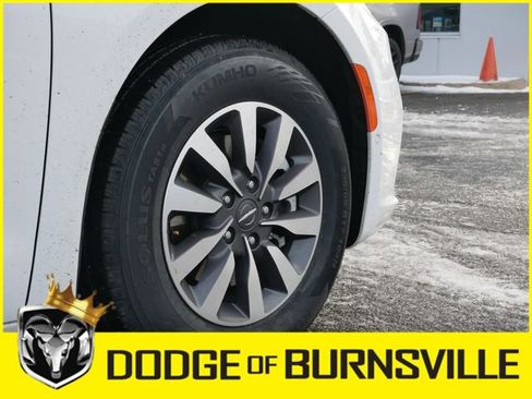 Used 2022 Chrysler Pacifica Touring-L w/ Uconnect Theater Family Group image 12