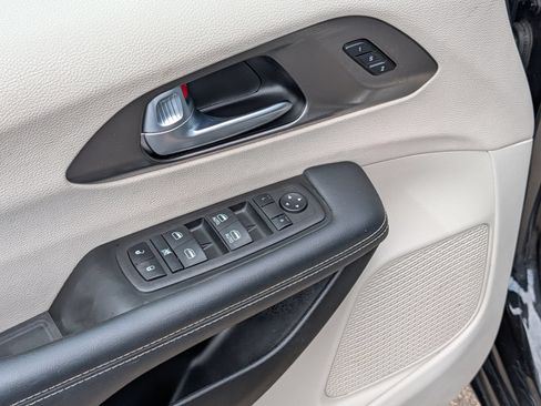 Used 2023 Chrysler Pacifica Touring-L FWD image 18