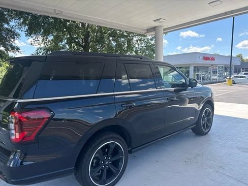 Used 2023 Ford Expedition Limited AWD/4WD image 3