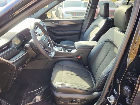 New 2025 Jeep Grand Cherokee Altitude image 9