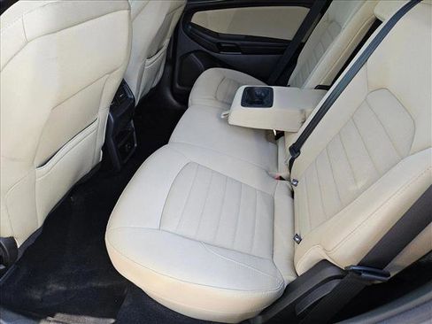 Used 2019 Ford Edge SE image 18