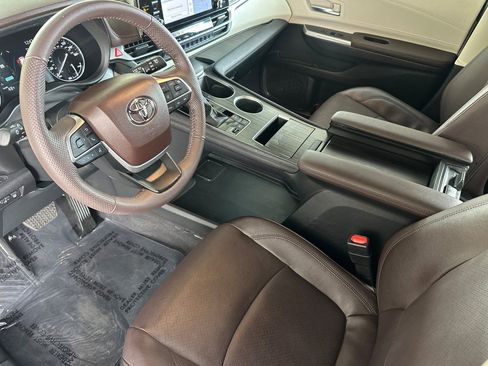 Certified 2024 Toyota Sienna Platinum image 12