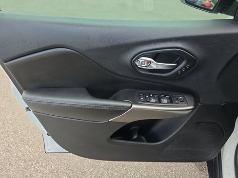 Used 2019 Jeep Cherokee Limited FWD image 18