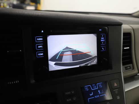 Used 2017 Toyota Sienna LE image 24