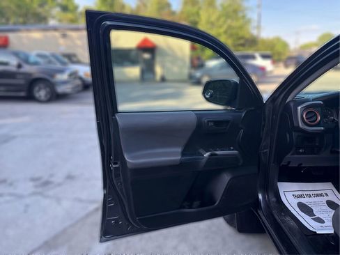 Used 2017 Toyota Tacoma SR5 w/ Tow Package AWD/4WD image 23