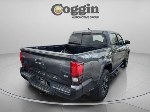Used 2019 Toyota Tacoma TRD Sport image 3